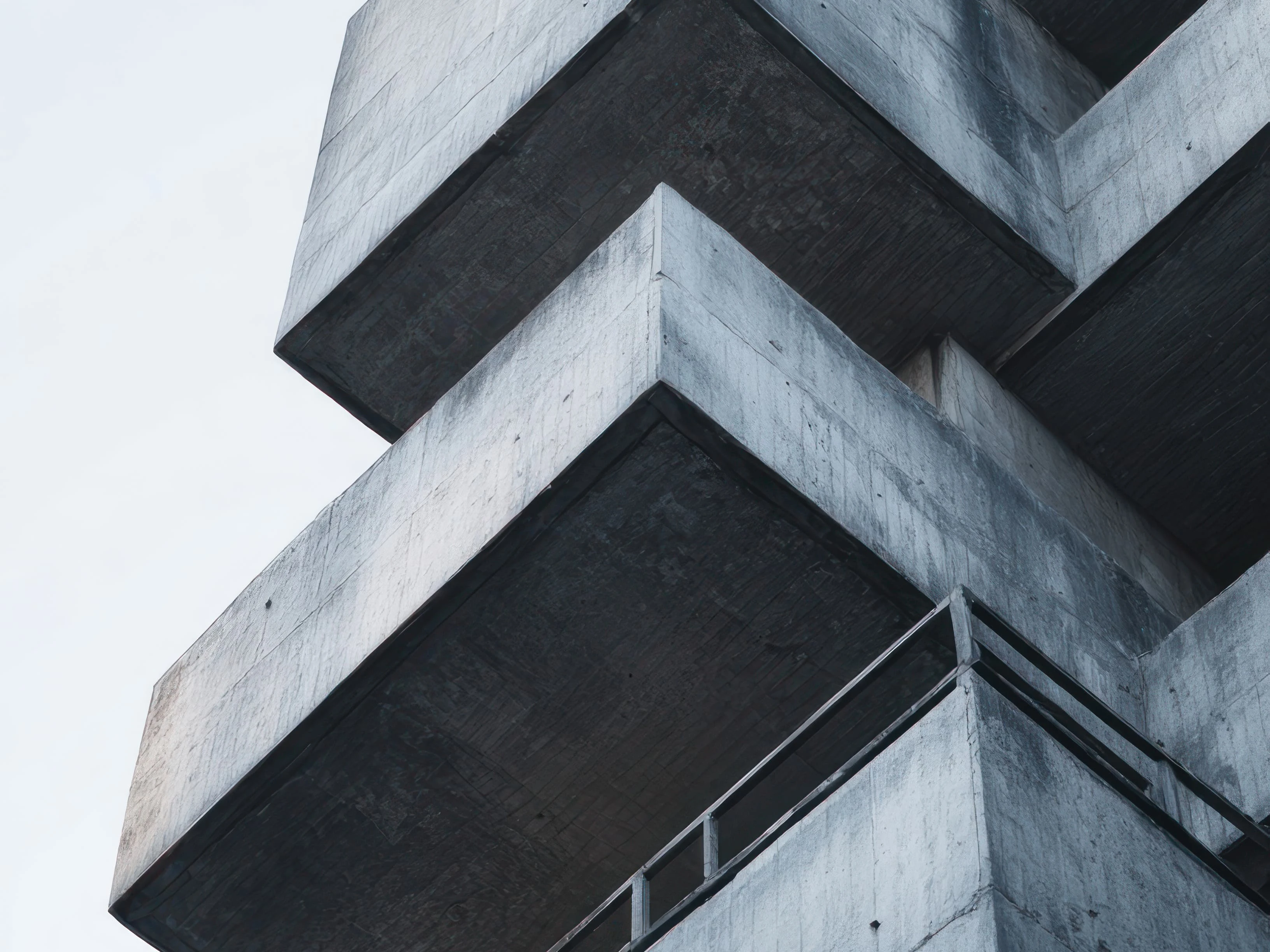 Advies en claimpreventie bij bouwvertraging door Lectorus - gestapelde betonconstructie tegen een lichte lucht