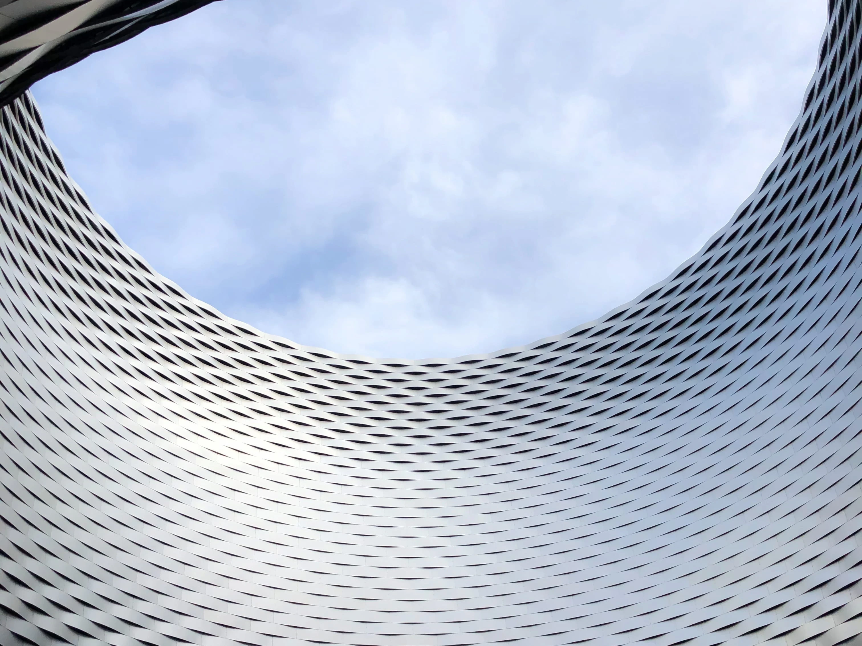 Contact met Lectorus in Zierikzee voor vertragingsonderzoek - strakke gevelarchitectuur onder een bewolkte lucht